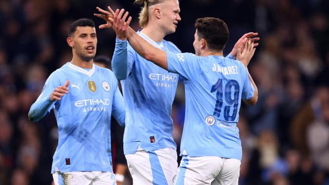 Haaland, felicitado por sus compañeros.