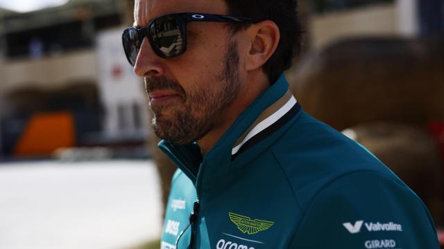 Fernando Alonso, en el paddock del Gran Premio de Baréin.
