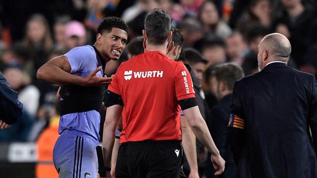 Jude Bellingham protesta a Gil Manzano en Mestalla