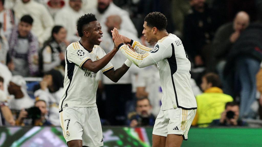 Bellingham felicita a Vinicius por su gol.