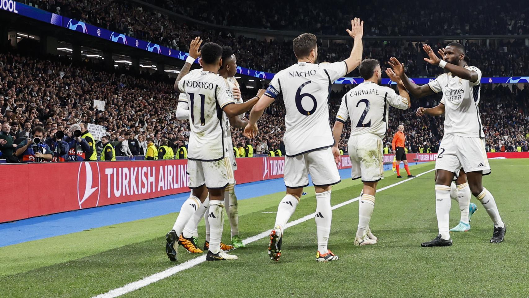 Los jugadores del Real Madrid celebran el gol de Vinicius ante el Leipzig