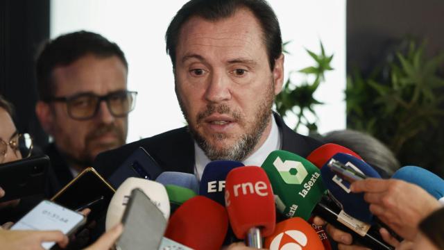 El ministro de Transportes y Movilidad Sostenible, Óscar Puente, este miércoles ante los medios.