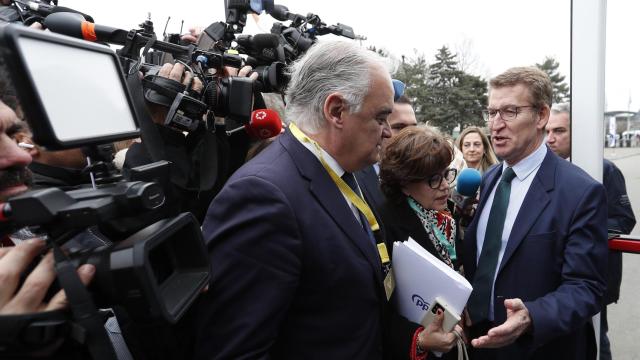 Esteban González Pons y Alberto Núñez feijóo, a su llegada al congreso del PPE, en Bucarest.