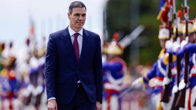 Pedro Sánchez pasa revista a la guardia de honor antes de su reunión con Lula da Silva
