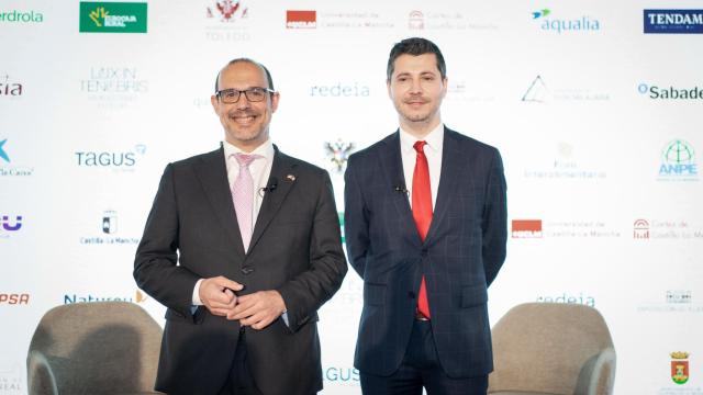 El presidente de las Cortes de Castilla-La Mancha, Pablo Bellido, y el director de EL ESPAÑOL-EL DIGITAL CLM, Alberto Morlanes.