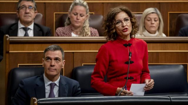 La vicepresidenta primera y ministra de Hacienda, María Jesús Montero, interviene durante la sesión plenaria en el Congreso de los Diputados.