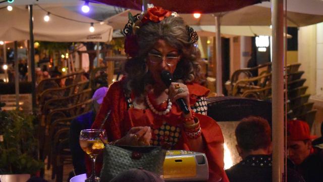Lorena Larios cantando el bingo en la plaza de la Merced.