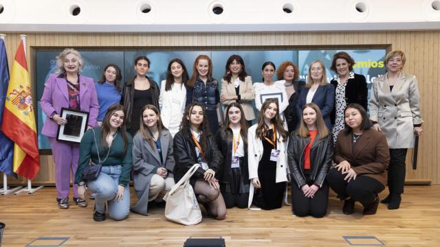 Premiadas y participantes en los premios Maruja Mallo, junto a la ministra de igualdad.