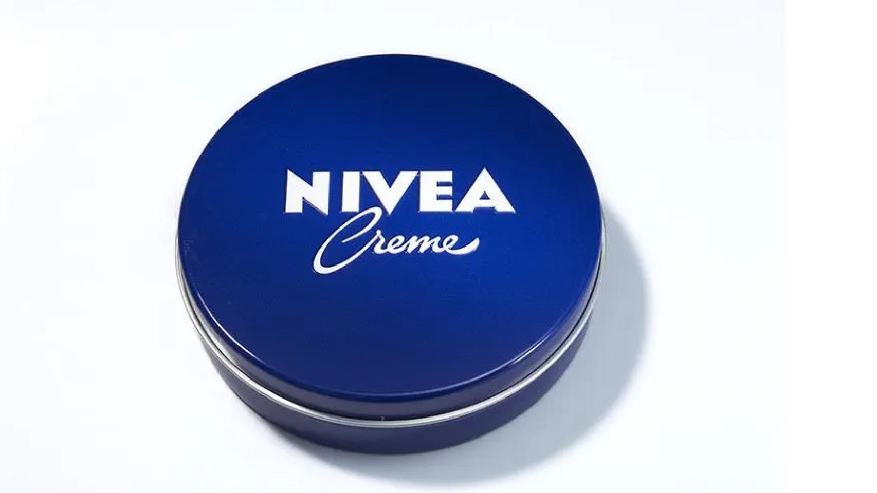 La crema Nivea es la perfecta alternativa de las toallitas desmaquillantes.
