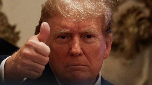 Donald Trump hace un gesto de aprobación mientras conoce los resultados del 'supermartes'.