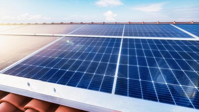 Unas placas solares en un tejado.