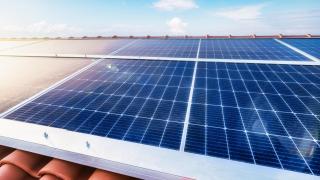 Unas placas solares en un tejado.
