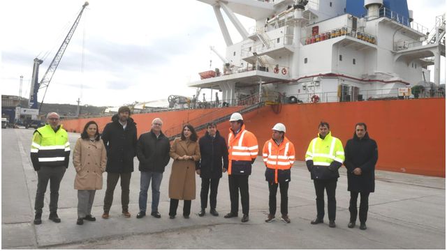 Visita de las autoridades al Puerto Exterior para recibir al buque
