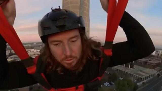 Imagen de uno de los paracaidistas lanzándose desde el cohete a inicios de febrero.