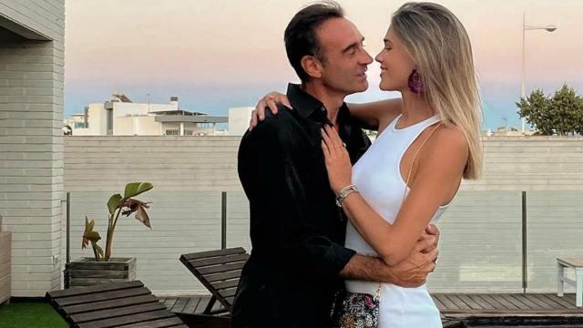 Enrique Ponce y Ana Soria en una romántica imagen de sus redes sociales.