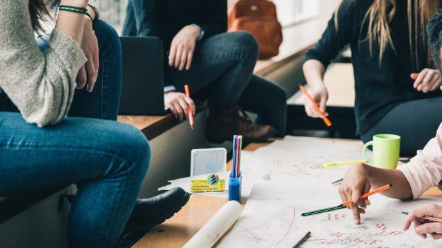 Mujeres en una reunión de trabajo.