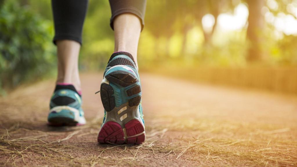 Esta es la mejor hora para salir a caminar y reducir el colesterol en España según los expertos