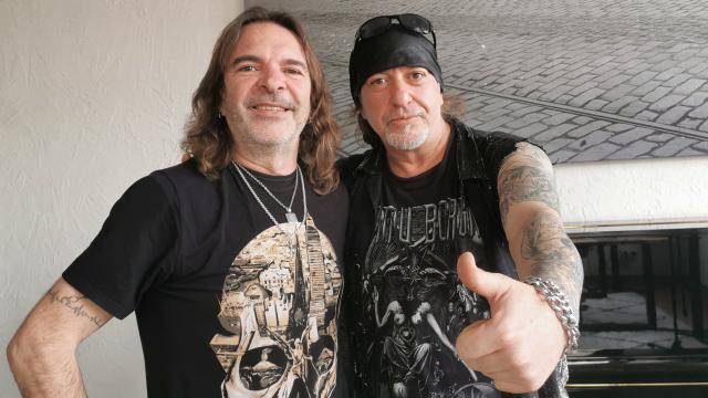 Carlos Prieto 'Moha' y Txus di Fellatio, de Mägo de Oz, este jueves en la sede de Warner, en Madrid. Foto: F. D. Quijano