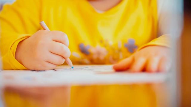 Un niño dibujando