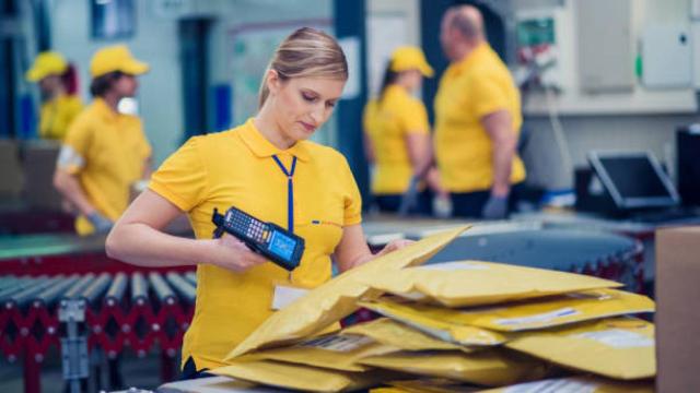 Una operaria de Correos durante una de sus jornadas