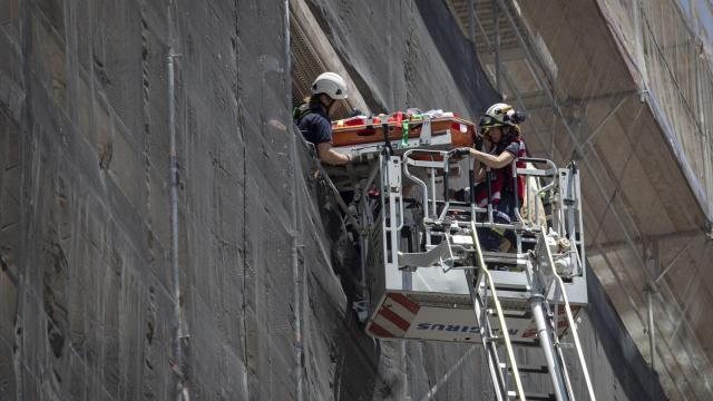 Los bomberos rescatan a un trabajador de la construcción tras caer de una de las plantas, en Sevilla, en una imagen de archivo.