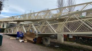 El puente donde falleció la indigente de 41 años en el parque de La Bombilla.