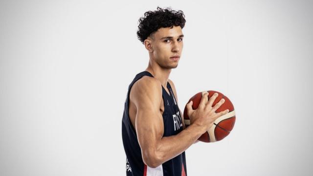 Zaccharie Risacher posa con la equipación de la Selección francesa.