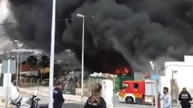 Imagen del incendio declarado en un almacén de Mijas.