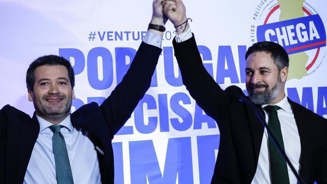 André Ventura, presidente del partido de extrema derecha Chega, recibe la visita de Santiago Abascal en un acto de campaña.