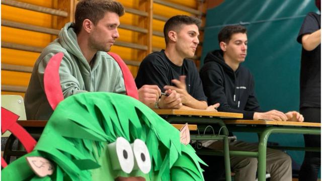 Los jugadores del Racing Fran Manzanara, Pinchi y Nacho visitaron el CEIP Ponzos de Ferrol