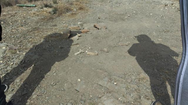 Francela, junto a su pareja, en febrero de 2022, mostrando a EL ESPAÑOL el punto exacto del cerro de Águilas donde enterró a su bebé en un tupperware.