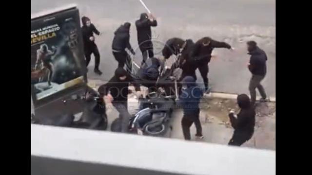 Imágenes de la pelea en las inmediaciones del campo del Betis.