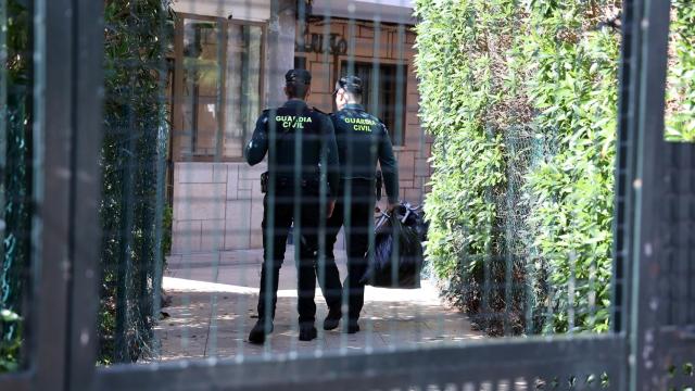 Dos agentes de la Guardia Civil en el interior de una vivienda en una imagen de archivo.