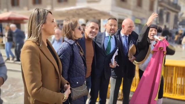 Momento de la celebración de los concejales de Vox en la plaza de la Virgen de Valencia. EE