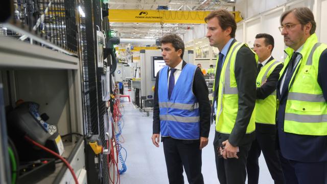 Carlos Mazón, presidente de la Generalitat, junto a David Salvo, CEO de Power Electronics, en su sede de Llíria. EE