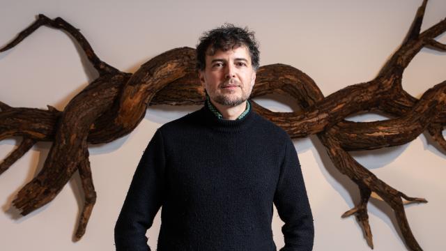 El artista brasileño, fotografiado en el 'stand' de Ruinart en ARCO.