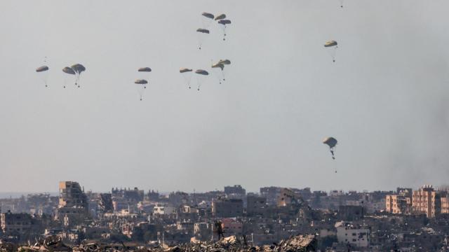 Paquetes de ayuda humanitaria caen sobre la parte norte de la Franja de Gaza, este jueves.
