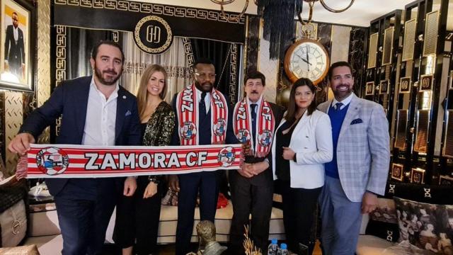 De Aldama junto a su esposa, Patricia Ramos, el presidente y fundador de la Organización Mundial por la Paz, Carlos Peralta, y el asesor del gobernador de Quintana Roo, en una recepción celebrada en Turquía en la casa del sultán de Darfur.