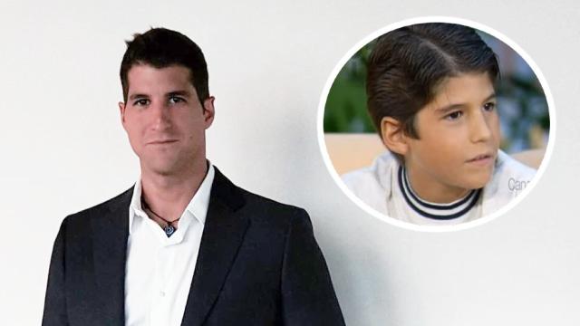 Julián Contreras junto a una imagen de él, de niño, siendo entrevistado en Canal Sur TV.