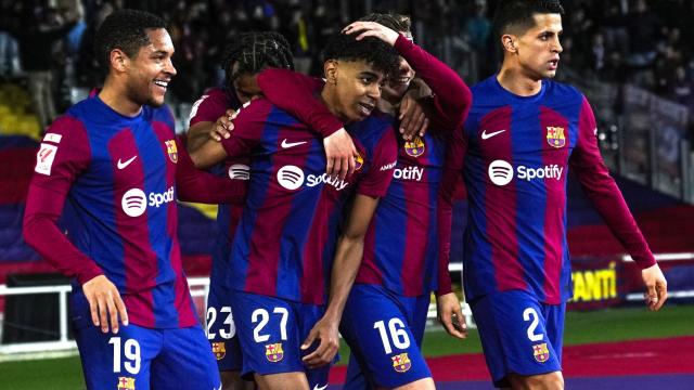 Lamine Yamal, felicitado por sus compañeros del Barça tras el gol ante el Mallorca.