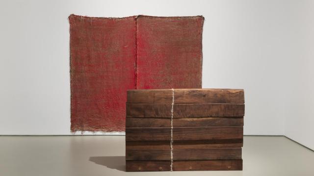 'Lúcido 2', 2024, junto a la escultura 'Brecha 1', 2024, ambas de Jacobo Castellano