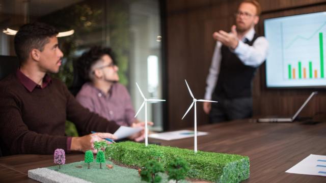 Imagen de archivo de los trabajadores de una empresa durante una reunión.