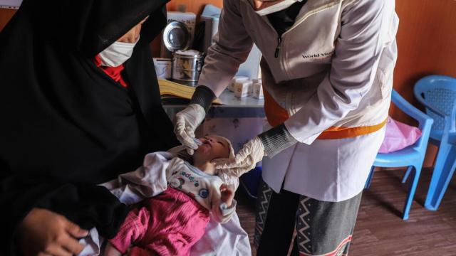 Imagen de archivo de una trabajadora humanitaria de una clínica móvil de Afganistán (World Vision).