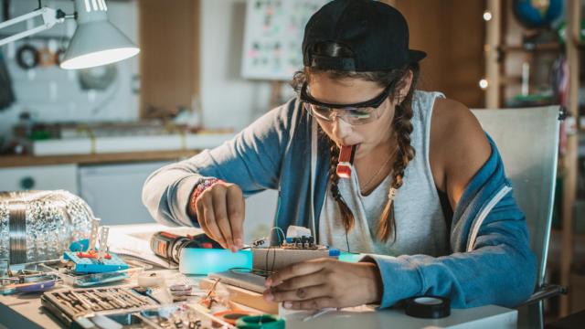 Imagen de archivo de una mujer trabajando en un proyecto de robótica (iStock).