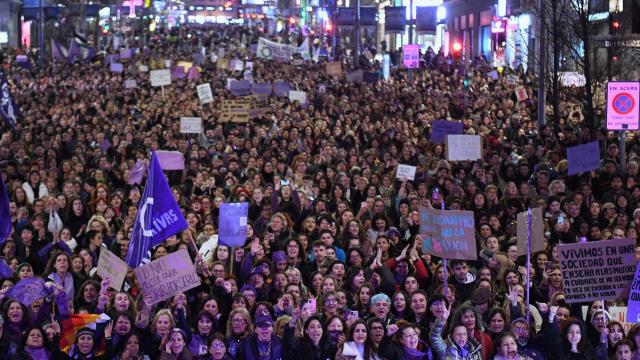 Miles de mujeres durante una manifestación convocada por la Comisión 8M.