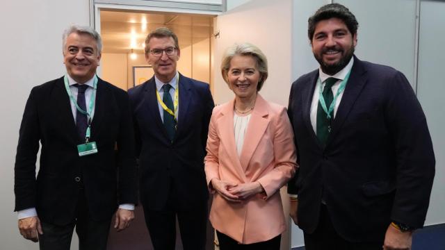 López Miras, junto a Úrsula von der Leyen y Alberto Núñez Feijóo, durante el Congreso del Partido Popular Europeo.