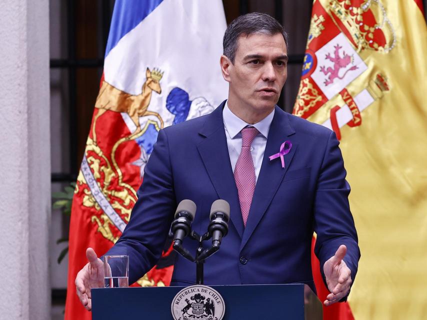 Pedro Sánchez, durante su comparecencia en el Palacio de la Moneda de Chile