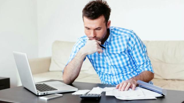 Un autónomo echando cuentas sobre su negocio