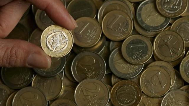 Monedas de euro en un depósito