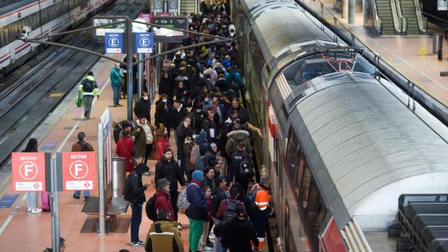 Decenas de personas en un andén de Cercanías en la estación de Atocha en una imagen de archivo.